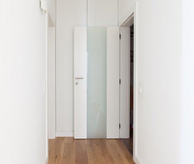DRZWI VERTICAL V2 Z SZYBĄ MLECZNĄ BEZPIECZNĄ-OŚCIEŻNICA STANDARD 80MM-KOLOR BIAŁY RAL 9003-ZAWIASY CHOWANE
