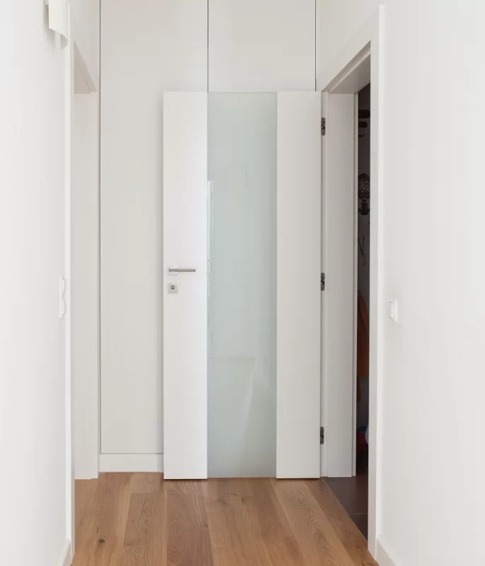 DRZWI VERTICAL V2 Z SZYBĄ MLECZNĄ BEZPIECZNĄ-OŚCIEŻNICA STANDARD 80MM-KOLOR BIAŁY RAL 9003-ZAWIASY CHOWANE