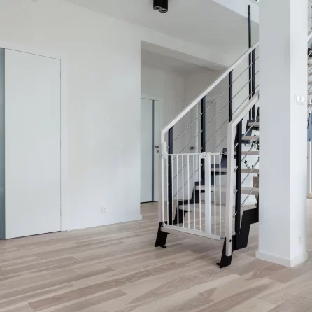 DRZWI VERTICAL V4 - SZYBA MLECZNA BEZPIECZNA - OŚCIEŻNICA STANDARD 80MM - KOLOR BIAŁY RAL 9003 - ZAWIASY CHOWANE