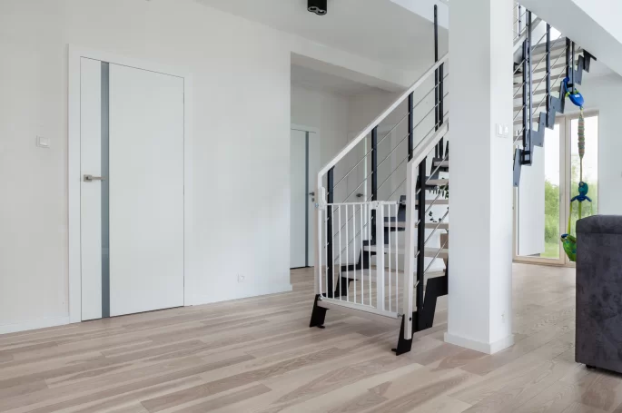 DRZWI VERTICAL V4 - SZYBA MLECZNA BEZPIECZNA - OŚCIEŻNICA STANDARD 80MM - KOLOR BIAŁY RAL 9003 - ZAWIASY CHOWANE