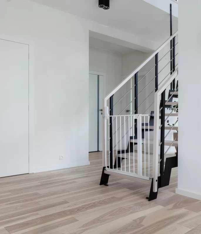 DRZWI VERTICAL V4 - SZYBA MLECZNA BEZPIECZNA - OŚCIEŻNICA STANDARD 80MM - KOLOR BIAŁY RAL 9003 - ZAWIASY CHOWANE