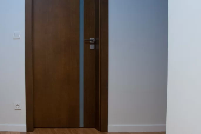 DRZWI VERTICAL V4 - SZYBA MLECZNA BEZPIECZNA - OŚCIEŻNICA STANDARD 80MM - FORNIR DĄB DOBARWIANY - ZAWIASY CHOWANE