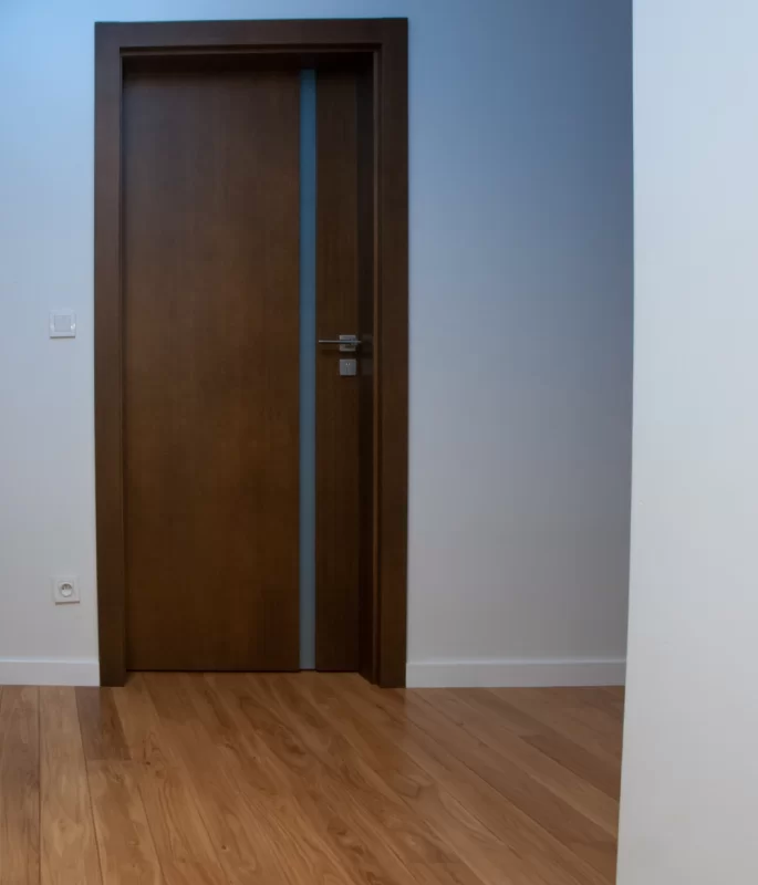 DRZWI VERTICAL V4 - SZYBA MLECZNA BEZPIECZNA - OŚCIEŻNICA STANDARD 80MM - FORNIR DĄB DOBARWIANY - ZAWIASY CHOWANE