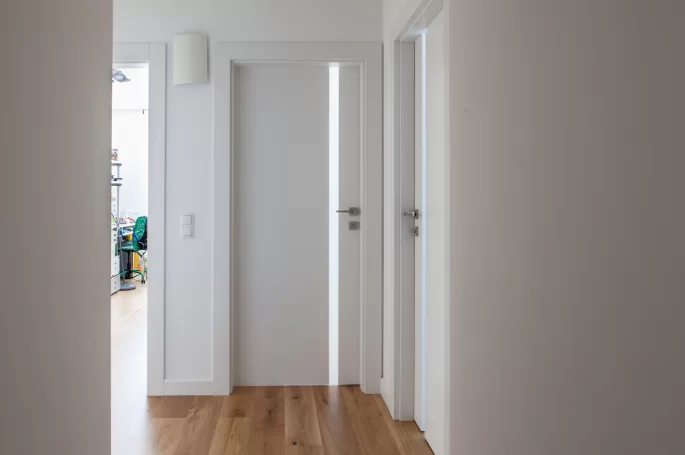 DRZWI VERTICAL V4-SZYBA MLECZNA BEZPIECZNA-OŚCIEŻNICA STANDARD 80MM-KOLOR BIAŁY RAL 9003;ZAWIASY CHOWANE