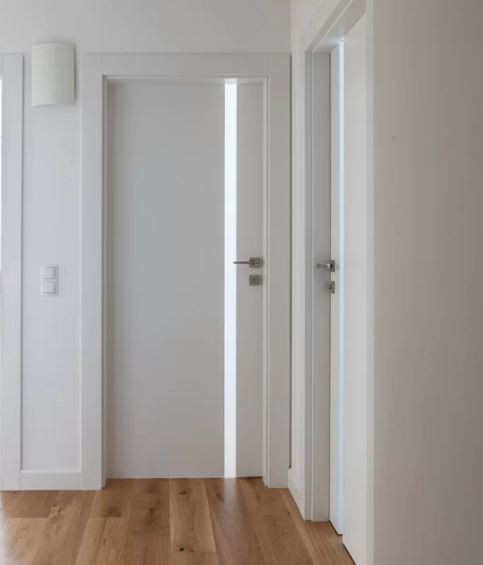 DRZWI VERTICAL V4-SZYBA MLECZNA BEZPIECZNA-OŚCIEŻNICA STANDARD 80MM-KOLOR BIAŁY RAL 9003;ZAWIASY CHOWANE