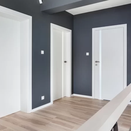 DRZWI LAGRUS VERTICAL V4 BIAŁE RAL 9003