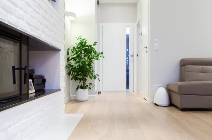 DRZWI VERTICAL V1 Z SZYBĄ BEZBARWNA PRZEZROCZYSTĄ - OŚCIEŻNICA STANDARD - OPASKI 80MM ŁĄCZONE PROSTO - KOLOR BIAŁY RAL 9003 SATYNA - ZAWIASY CHOWANE