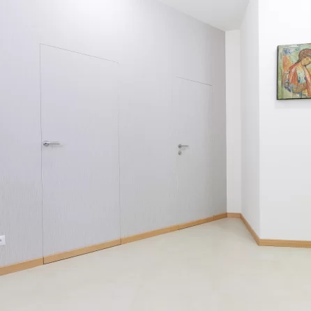 Drzwi ukryte w tapecie