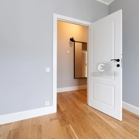 DRZWI SOFT S5 - OŚCIEŻNICA STANDARD 90 ST- OPASKI 80MM - LAKIER SATYNA BIAŁY RAL 9003 - ZAWIASY CHOWANE