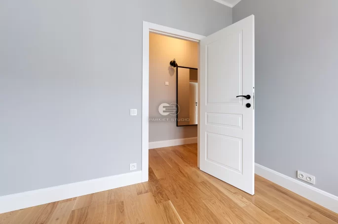 DRZWI SOFT S5 - OŚCIEŻNICA STANDARD 90 ST- OPASKI 80MM - LAKIER SATYNA BIAŁY RAL 9003 - ZAWIASY CHOWANE