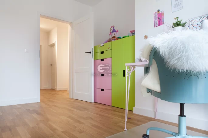 DRZWI BIANCO NEVE 1 - OŚCIEŻNICA REGULOWANA PRZYLGOWA SKOS 45 ST- OPASKI 60MM - OKLEINA ECO FORNIR BIAŁY MAT - ZAWIASY WIDOCZNE