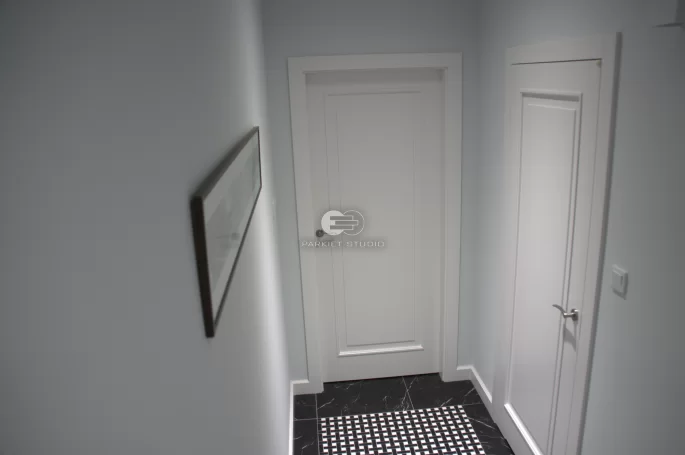 DRZWI KLASIK 01 - OŚCIEŻNICA REGULOWANA - OPASKI 80MM - KOLOR BIAŁY RAL 9003 SATYNA - ZAWIASY UKRYTE