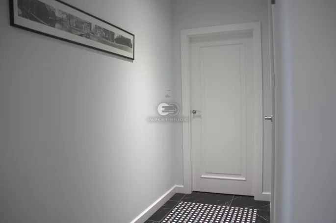 DRZWI KLASIK 01 - OŚCIEŻNICA STANDARD 90 ST- OPASKI 80MM - LAKIER SATYNA BIAŁY RAL 9003 - ZAWIASY WIDOCZNE 