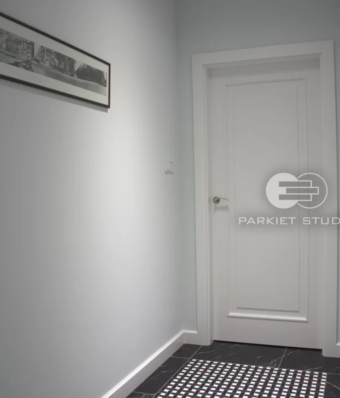 DRZWI KLASIK 01 - OŚCIEŻNICA STANDARD 90 ST- OPASKI 80MM - LAKIER SATYNA BIAŁY RAL 9003 - ZAWIASY WIDOCZNE 