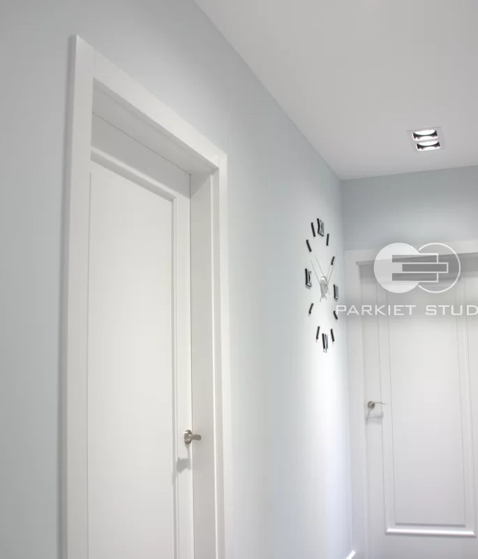 DRZWI KLASIK 01 - OŚCIEŻNICA STANDARD 90 ST- OPASKI 80MM - LAKIER SATYNA BIAŁY RAL 9003 - ZAWIASY WIDOCZNE 