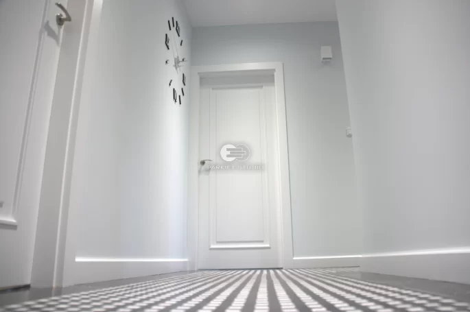 DRZWI KLASIK 01 - OŚCIEŻNICA STANDARD 90 ST- OPASKI 80MM - LAKIER SATYNA BIAŁY RAL 9003 - ZAWIASY CHOWANE