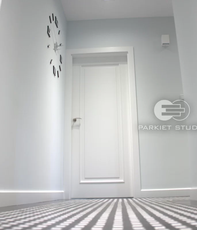 DRZWI KLASIK 01 - OŚCIEŻNICA STANDARD 90 ST- OPASKI 80MM - LAKIER SATYNA BIAŁY RAL 9003 - ZAWIASY CHOWANE