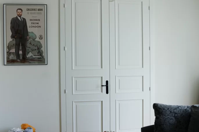 DRZWI KLASIK 03 DWUSKRZYDŁOWE - OŚCIEŻNICA STANDARD 90 ST- OPASKI 80MM - LAKIER SATYNA BIAŁY RAL 9003 - ZAWIASY WIDOCZNE 