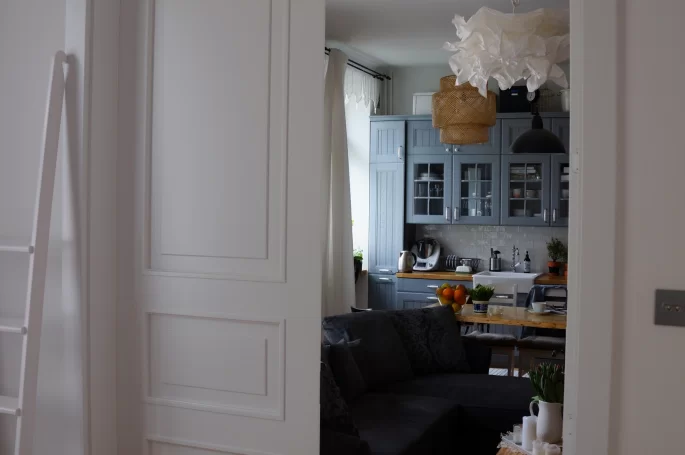 DRZWI KLASIK 03 DWUSKRZYDŁOWE - OŚCIEŻNICA STANDARD 90 ST- OPASKI 80MM - LAKIER SATYNA BIAŁY RAL 9003 - ZAWIASY WIDOCZNE 