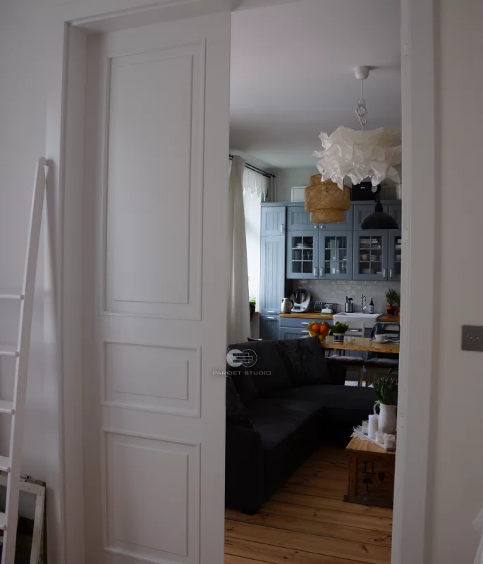 DRZWI KLASIK 03 DWUSKRZYDŁOWE - OŚCIEŻNICA STANDARD 90 ST- OPASKI 80MM - LAKIER SATYNA BIAŁY RAL 9003 - ZAWIASY WIDOCZNE 