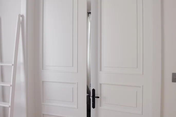 DRZWI KLASIK 03 DWUSKRZYDŁOWE - OŚCIEŻNICA STANDARD 90 ST- OPASKI 80MM - LAKIER SATYNA BIAŁY RAL 9003 - ZAWIASY WIDOCZNE 