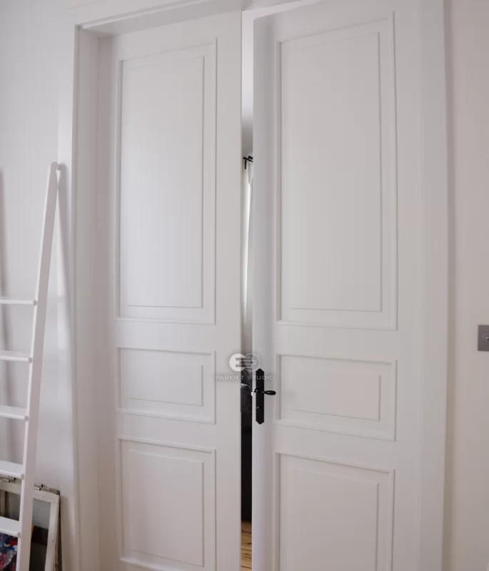 DRZWI KLASIK 03 DWUSKRZYDŁOWE - OŚCIEŻNICA STANDARD 90 ST- OPASKI 80MM - LAKIER SATYNA BIAŁY RAL 9003 - ZAWIASY WIDOCZNE 