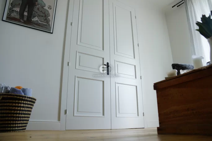 DRZWI KLASIK 03 DWUSKRZYDŁOWE - OŚCIEŻNICA STANDARD 90 ST- OPASKI 80MM - LAKIER SATYNA BIAŁY RAL 9003 - ZAWIASY WIDOCZNE 