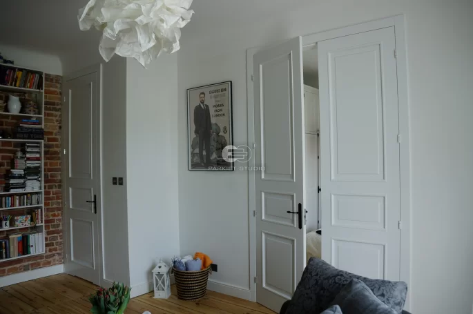 DRZWI KLASIK 03 PO LEWEJ Z PODCIĘCIEM ŁAZIENKOWYM - PO PRAWEJ DWUSKRZYDŁOWE - OŚCIEŻNICA STANDARD 90 ST- OPASKI 80MM - LAKIER SATYNA BIAŁY RAL 9003 - ZAWIASY WIDOCZNE 