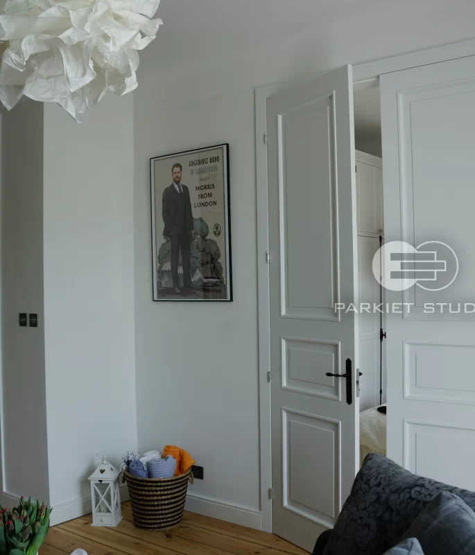 DRZWI KLASIK 03 PO LEWEJ Z PODCIĘCIEM ŁAZIENKOWYM - PO PRAWEJ DWUSKRZYDŁOWE - OŚCIEŻNICA STANDARD 90 ST- OPASKI 80MM - LAKIER SATYNA BIAŁY RAL 9003 - ZAWIASY WIDOCZNE 