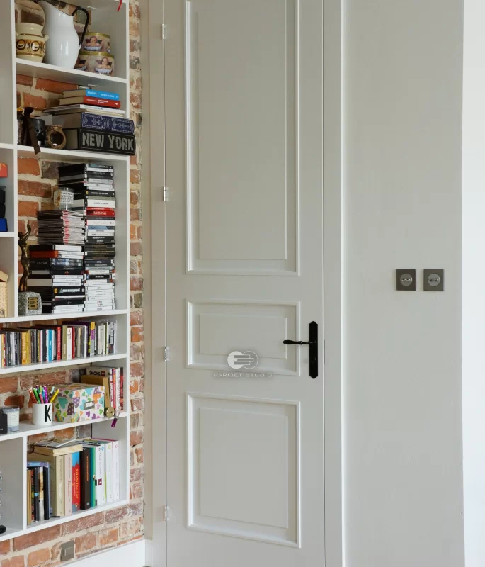 DRZWI KLASIK 03 Z PODCIĘCIEM ŁAZIENKOWYM - OŚCIEŻNICA STANDARD 90 ST- OPASKI 80MM - LAKIER SATYNA BIAŁY RAL 9003 - ZAWIASY WIDOCZNE 