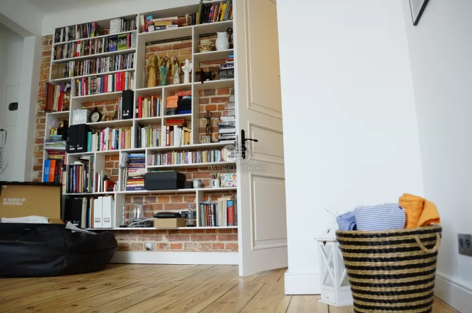 DRZWI KLASIK 03 Z PODCIĘCIEM ŁAZIENKOWYM - OŚCIEŻNICA STANDARD 90 ST- OPASKI 80MM - LAKIER SATYNA BIAŁY RAL 9003 - ZAWIASY WIDOCZNE 