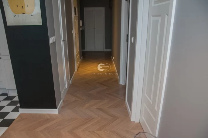 DRZWI NESTOR 3 - OŚCIEŻNICA SKOS 45 ST- OPASKI 80MM - OKLEINA BIAŁA MAT - ZAWIASY STANERD WIDOCZNE