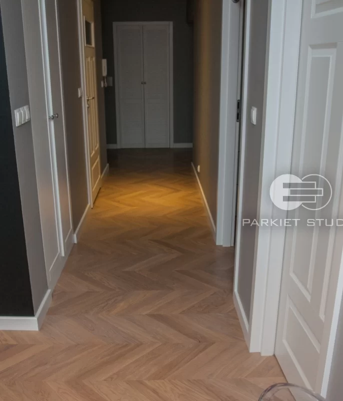 DRZWI NESTOR 3 - OŚCIEŻNICA SKOS 45 ST- OPASKI 80MM - OKLEINA BIAŁA MAT - ZAWIASY STANERD WIDOCZNE