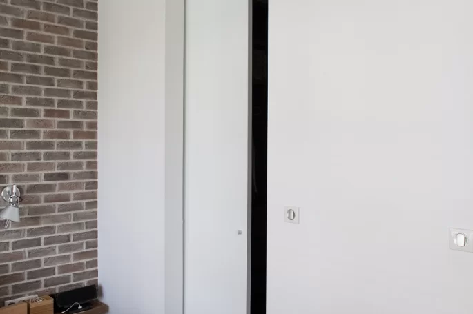 DRZWI ECLISSE PŁASKIE SUWANE W KASECIE SYNTESIS BEZOŚCIEŻNICOWEJ - KOLOR BIAŁY RAL 9003