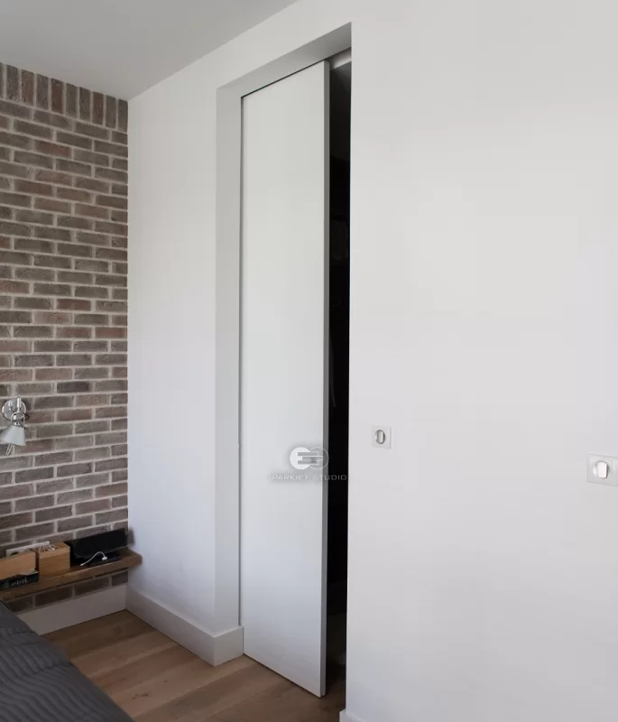 DRZWI ECLISSE PŁASKIE SUWANE W KASECIE SYNTESIS BEZOŚCIEŻNICOWEJ - KOLOR BIAŁY RAL 9003