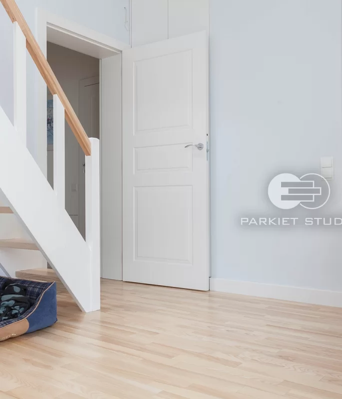 DRZWI SOFT S3 - OŚCIEŻNICA STANDARD 90 ST- OPASKI 80MM - LAKIER SATYNA BIAŁY RAL 9003 - ZAWIASY CHOWANE