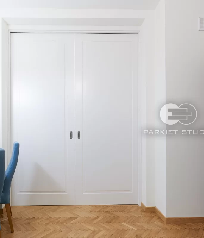 DRZWI SOFT S1 - OŚCIEŻNICA STANDARD 90 ST- OPASKI 80MM - LAKIER SATYNA BIAŁY RAL 9003 - PRZESUWNE W KASECIE