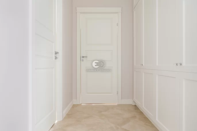 DRZWI STYLE 03 - OŚCIEŻNICA REGULOWANA - OPASKI PŁASKIE 70MM- KORONA MODEL 1.5 - KOLOR NCS 0-502Y - ZAWIASY WIDOCZNE 