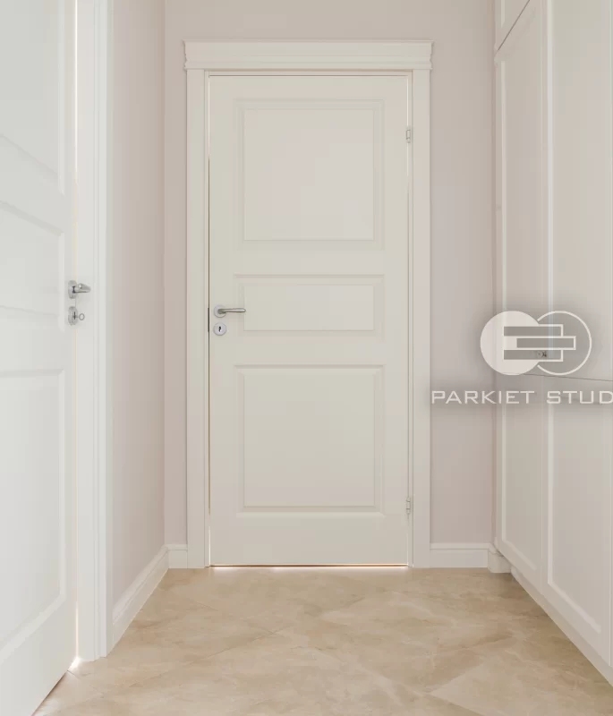 DRZWI STYLE 03 - OŚCIEŻNICA REGULOWANA - OPASKI PŁASKIE 70MM- KORONA MODEL 1.5 - KOLOR NCS 0-502Y - ZAWIASY WIDOCZNE 