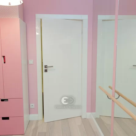 DRZWI TAFLA T1 - OŚCIEŻNICA TOWER OBNIŻONY - OPASKI 80MM - KOLOR BIAŁY RAL 9003 POŁYSK - ZAWIASY CHOWANE - SYSTEM DRZWI ODWRÓCONYCH