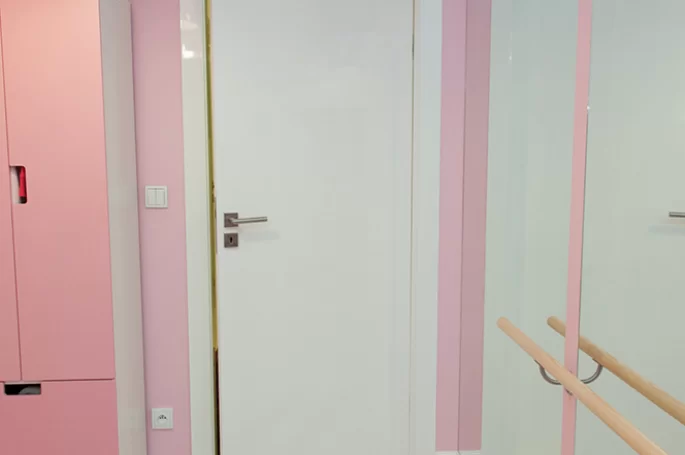 DRZWI TAFLA T1 - OŚCIEŻNICA TOWER OBNIŻONY - OPASKI 80MM - KOLOR BIAŁY RAL 9003 POŁYSK - ZAWIASY CHOWANE - SYSTEM DRZWI ODWRÓCONYCH