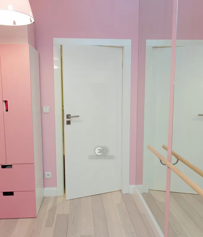 DRZWI TAFLA T1 - OŚCIEŻNICA TOWER OBNIŻONY - OPASKI 80MM - KOLOR BIAŁY RAL 9003 POŁYSK - ZAWIASY CHOWANE - SYSTEM DRZWI ODWRÓCONYCH