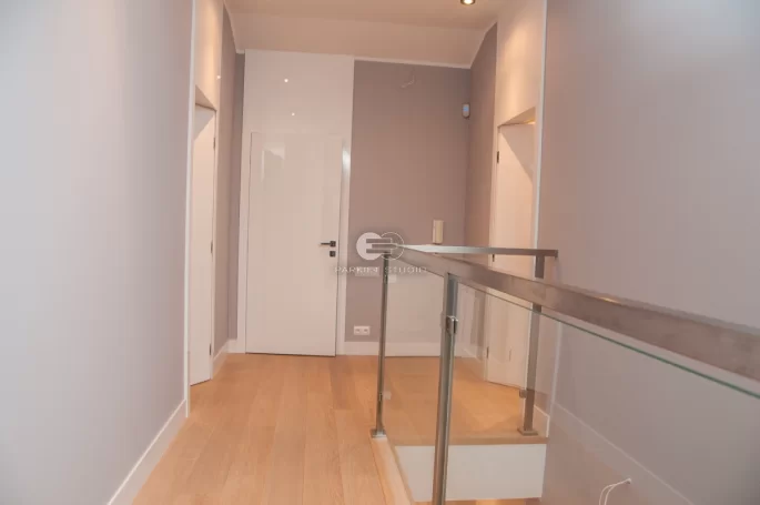 DRZWI TAFLA T1 - OŚCIEŻNICA PODWYŻSZONA TOWER - OPASKI 80MM - KOLOR BIAŁY RAL 9003 POŁYSK - ZAWIASY CHOWANE