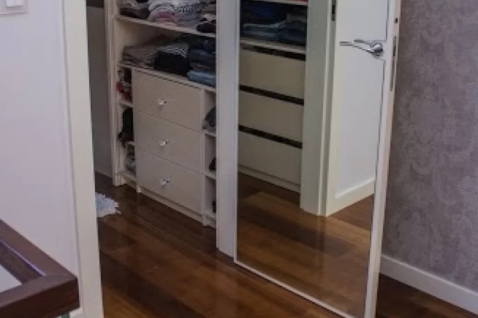 DRZWI TAFLA T1 Z NAKLEJONYM LUSTREM - OŚCIEŻNICA STANDARD 80MM - KOLOR BIAŁY RAL 9010 POŁYSK - ZAWIASY CHOWANE