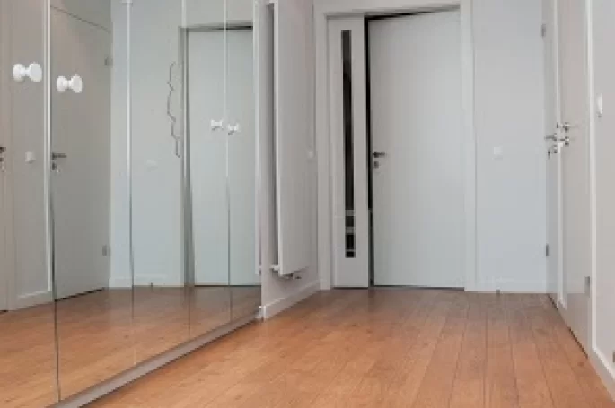 DRZWI TAFLA T1 Z NAŚWIETLEM BOCZNYM - OŚCIEŻNICA STANDARD 80MM - KOLOR BIAŁY RAL 9003 - ZAWIASY CHOWANE