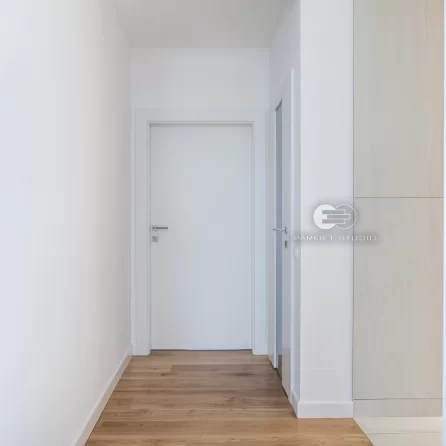 DRZWI TAFLA T1 - OŚCIEŻNICA STANDARD 80MM - KOLOR BIAŁY RAL 9003 - ZAWIASY CHOWANE