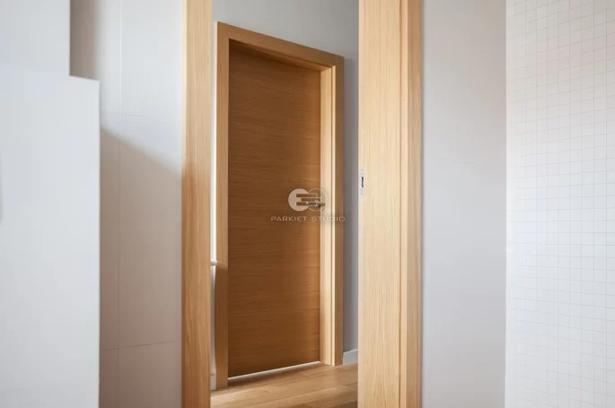 DRZWI TAFLA T2 USŁOJENIE POZIOME - OŚCIEŻNICA STANDARD 90 ST- OPASKI 80MM - FORNIR DĄB NATURALNY - ZAWIASY CHOWANE