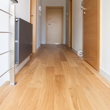 DRZWI TAFLA T2 USŁOJENIE POZIOME - OŚCIEŻNICA SKOS 45 ST- OPASKI 80MM - FORNIR DĄB NATURALNY - ZAWIASY CHOWANE