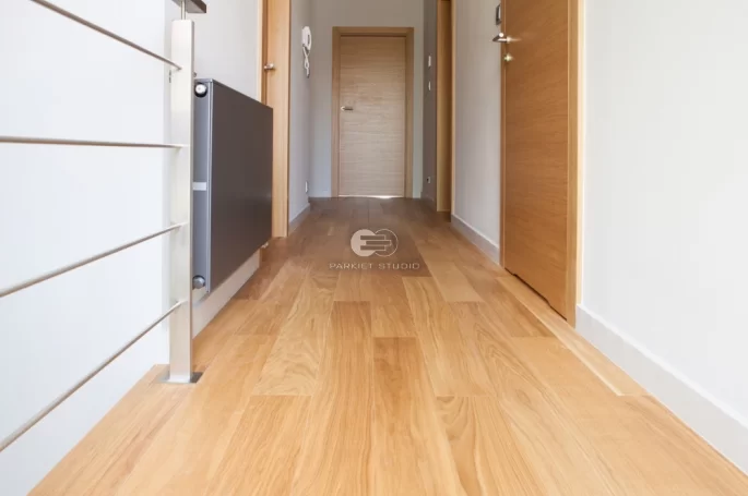 DRZWI TAFLA T2 USŁOJENIE POZIOME - OŚCIEŻNICA SKOS 45 ST- OPASKI 80MM - FORNIR DĄB NATURALNY - ZAWIASY CHOWANE