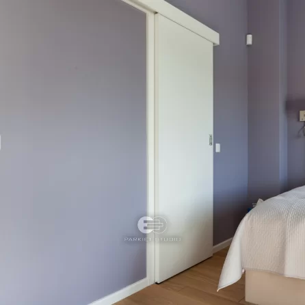 DRZWI TAFLA W SYSTEMIE NAŚCIENNYM - BIAŁY RAL 9003 - OŚCIEŻNICA TUNEL - OPASKI 80MM